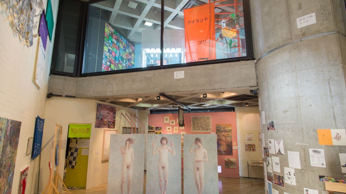 「恋せよ乙女！パープルーム大学と梅津庸一の構想画」（ワタリウム美術館、2017）展示風景