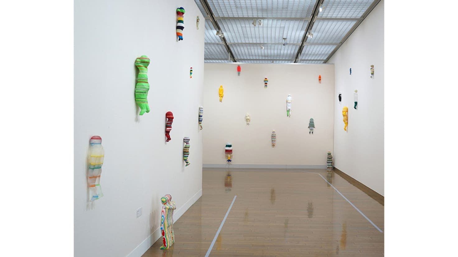 「袴田京太朗展　人と煙、その他」（平塚市美術館、2014）での展示風景