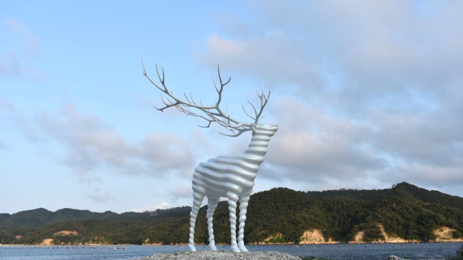 【種名　日本鹿の角】オリジナル彫刻使用⭐️ 昭和レトロな バンビとマウス⭐️☆匿名 宮城県石巻の雄鹿半島 彫刻家の名和晃平様の作品。時刻によって