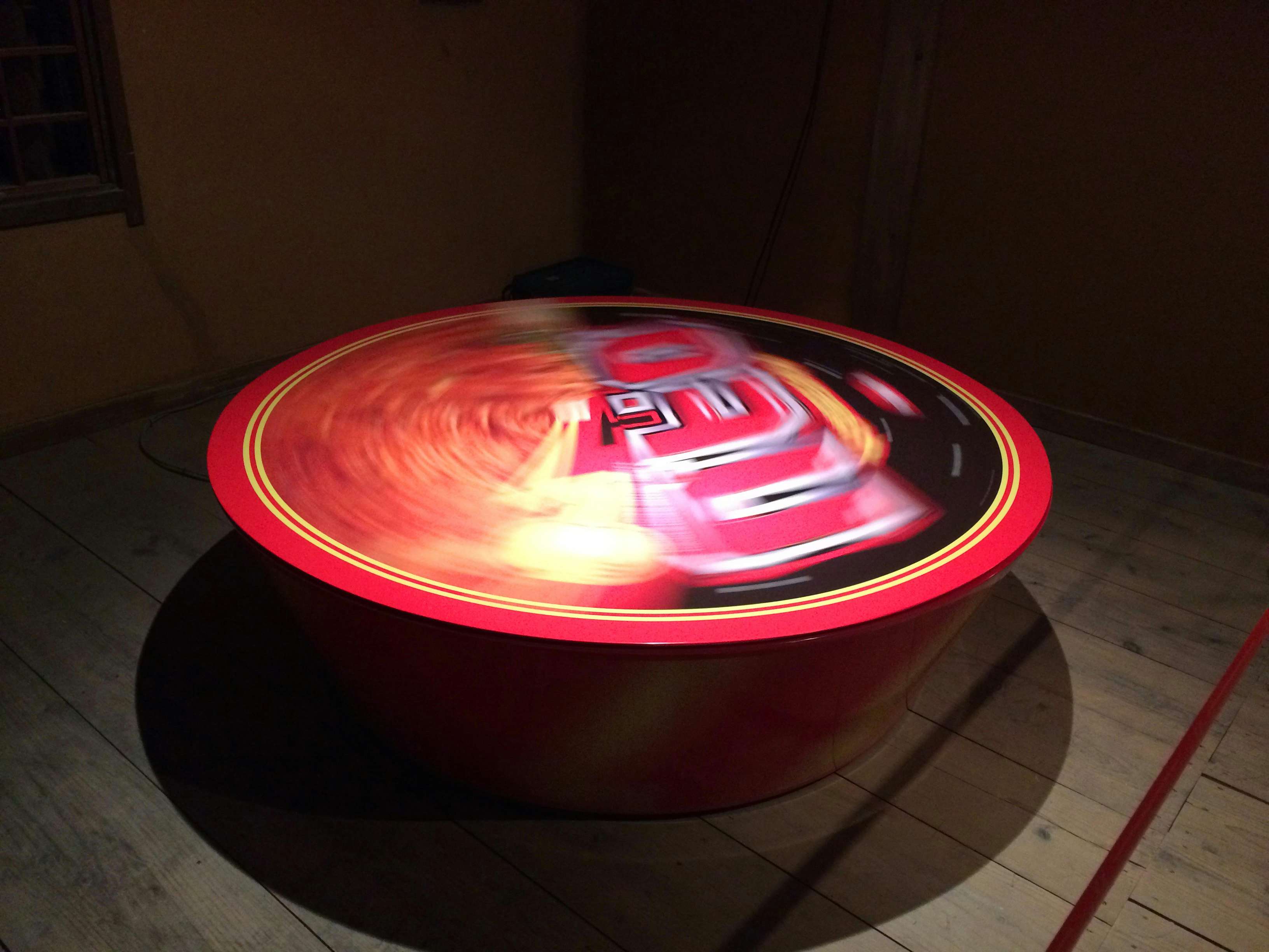 【蔵出し品】情熱の赤とUFOが融合 モダンアート 岡本光博「UFO」（eitoeiko）｜美術手帖