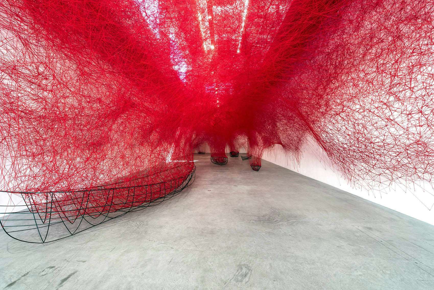 塩田千春展：魂がふるえる（森美術館）｜美術手帖