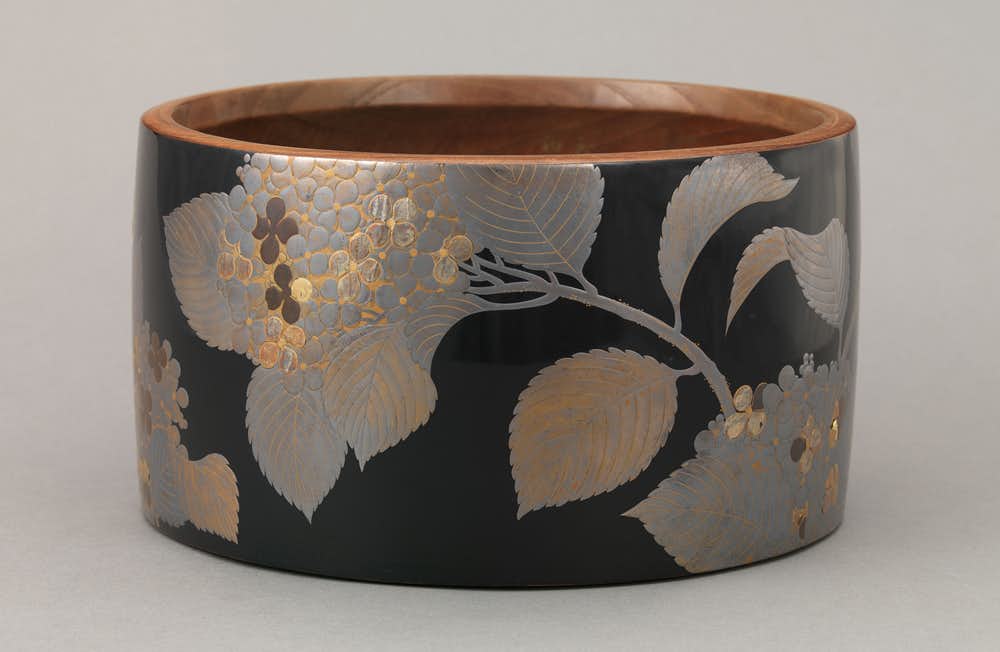 小鼓　胴　紫陽花蒔絵 小鼓胴 紫陽花蒔絵 特別展示 楽器と漆（国立歴史民俗博物館）｜美術手帖