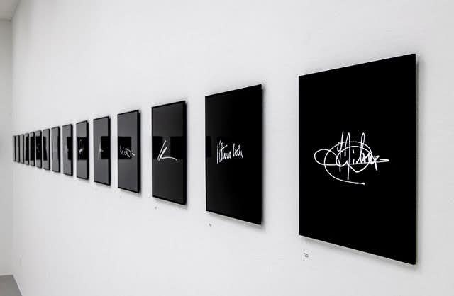 ラングランズ&ベル「キュレーターのサイン」(現代美術センターCCA北九州 CCAギャラリー)|美術手帖