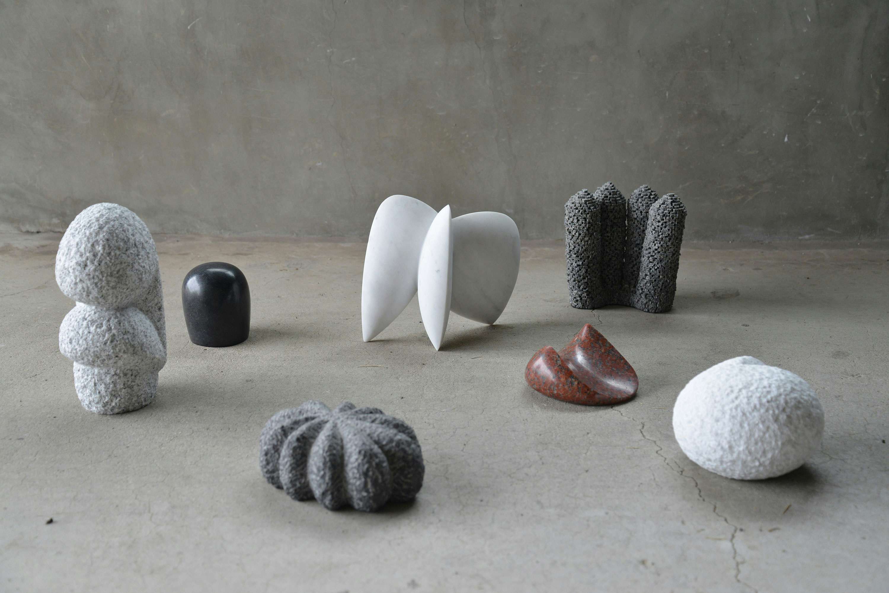 わらべ(石の手彫り) すべての ひとに 石が ひつよう 目と、手でふれる世界（ヴァンジ彫刻