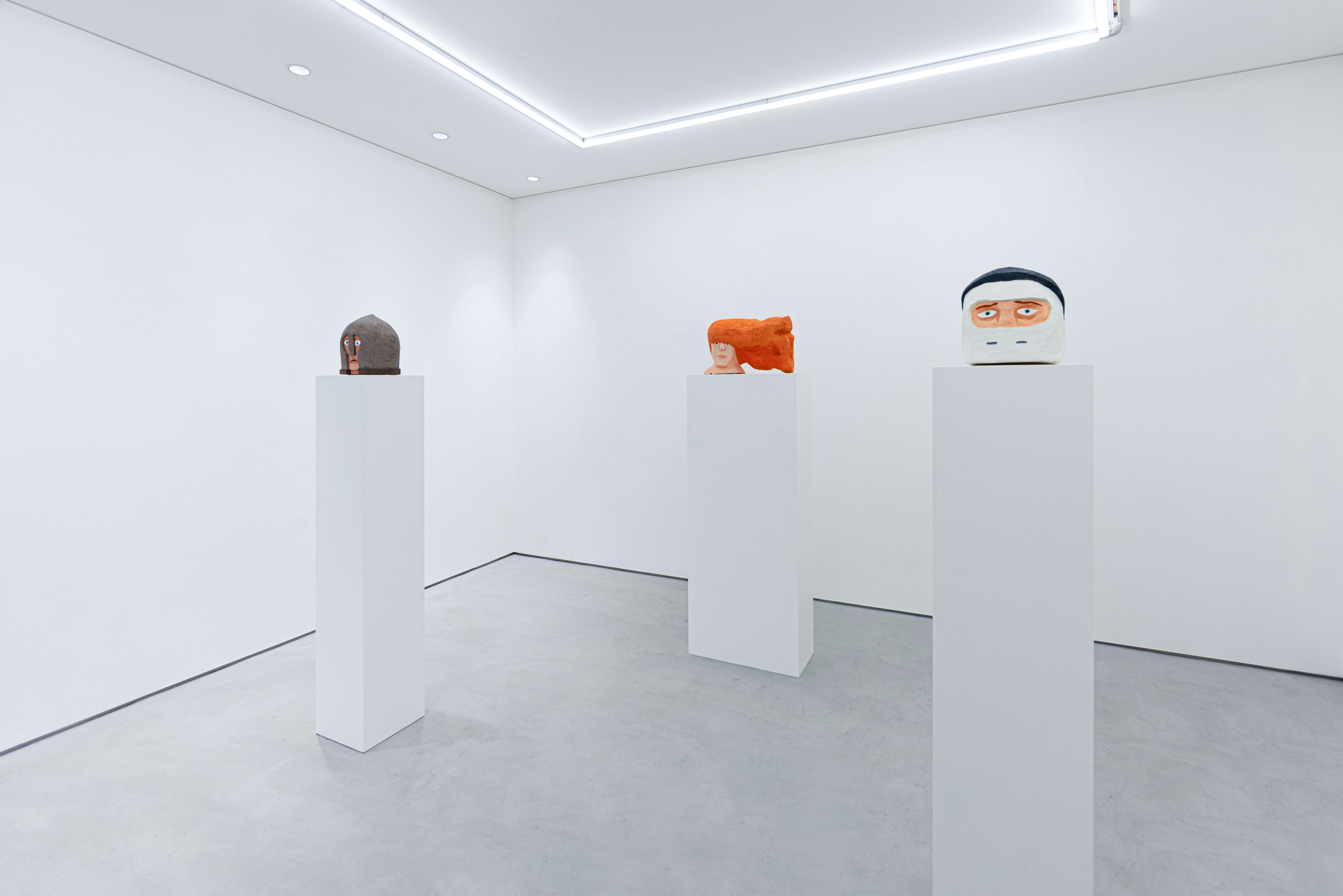 ニコラ・ジュリアン「Trois petites têtes」（NANZUKA 2G）｜美術手帖