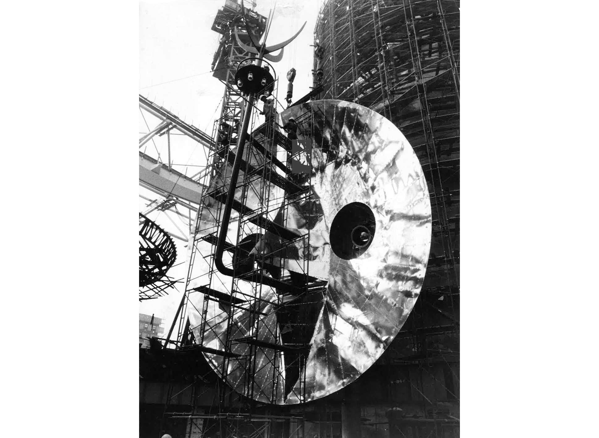 太陽の紋章バングル - 光と活力の象徴、太陽の輝きを身に纏った 岡本太郎と太陽の塔―万国博に賭けたもの（川崎市岡本太郎美術館