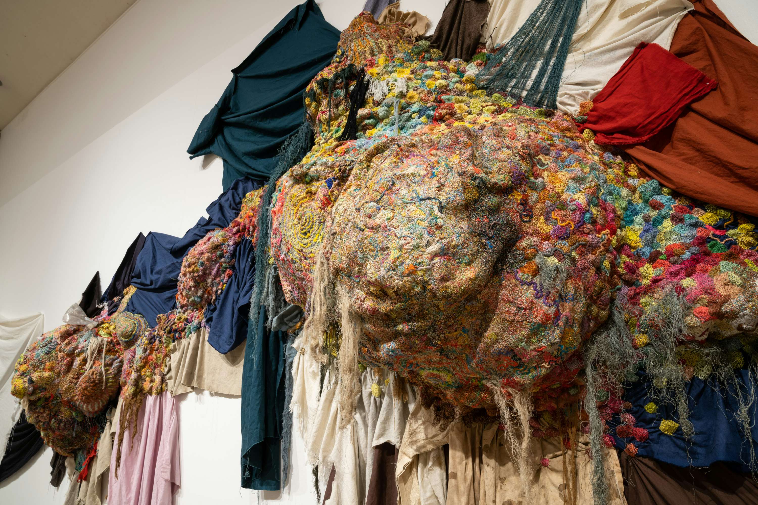 地つづきの輪郭（セゾン現代美術館）｜美術手帖