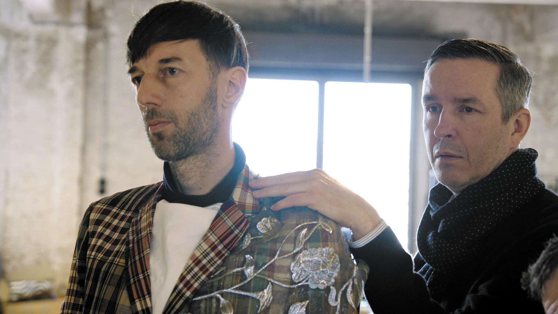 孤高のデザイナーの素顔に迫る 映画 ドリス ヴァン ノッテン ファブリックと花を愛する男 美術手帖