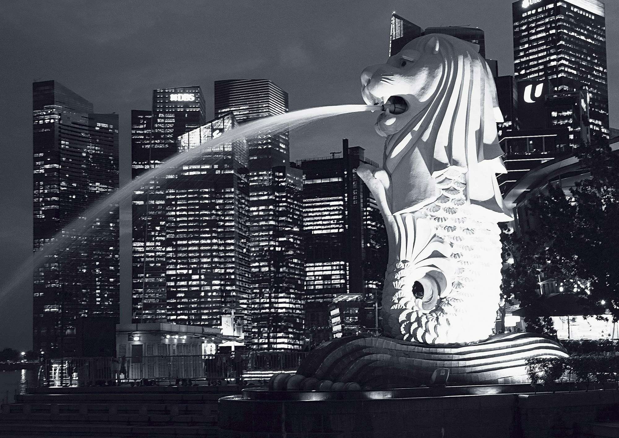レスリー・キーが「ヨウジヤマモト」を撮る。写真展「Singapura」が