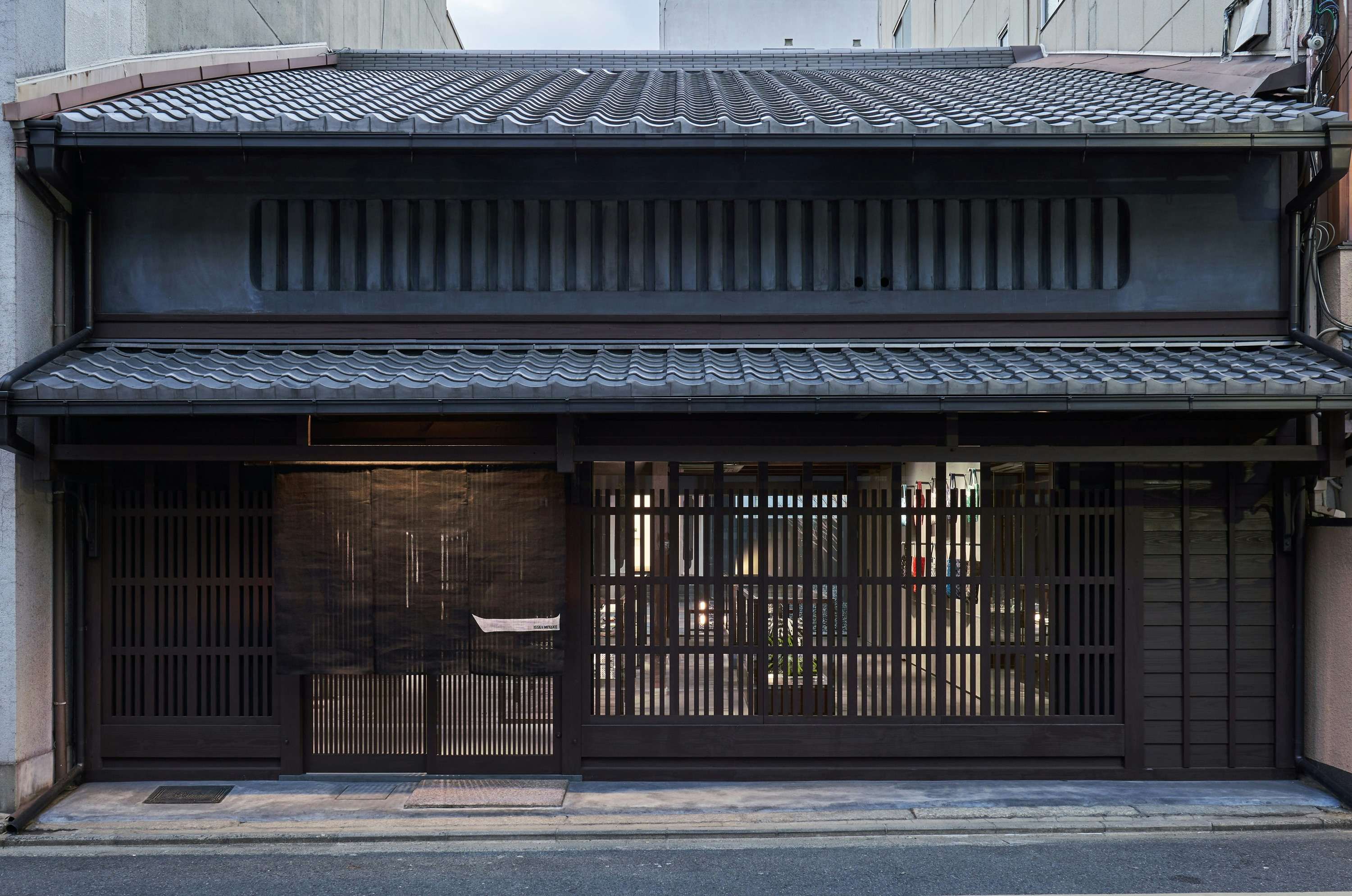 深澤直人店舗デザインの「ISSEY MIYAKE KYOTO」がオープン。併設