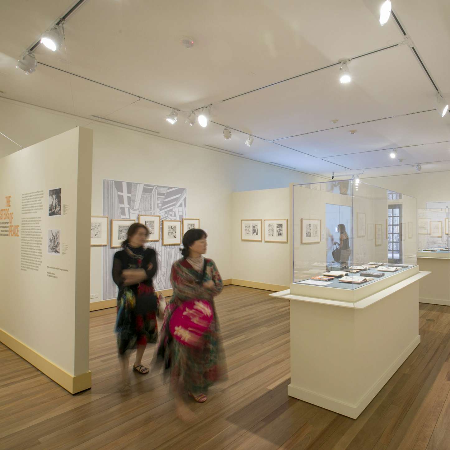 原子力の日光のぬくもりのもとで。長谷川新が見た「平和の惨禍」展