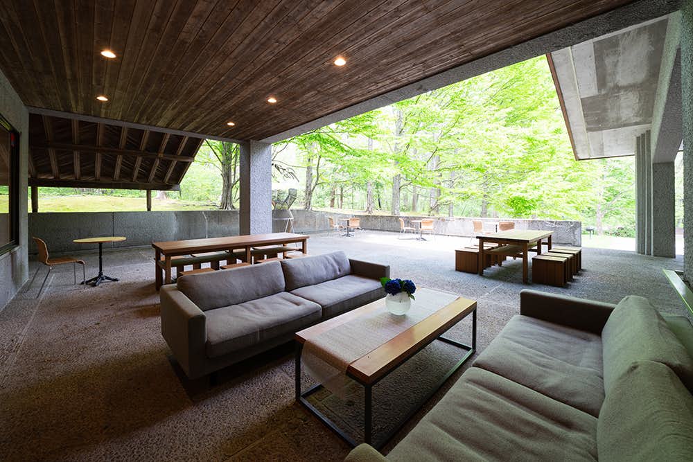 セゾン現代美術館で 現代美術の流れを体感 森に佇む 自然と共生する美術館 で作品と深く向き合う 画像ギャラリー 4 4 美術手帖 セゾン現代美術館で 現代美術の流れを体感 森に佇む 自然と共生する美術館 で作品と深く向き合う 画像ギャラリー 4 4 美術手帖