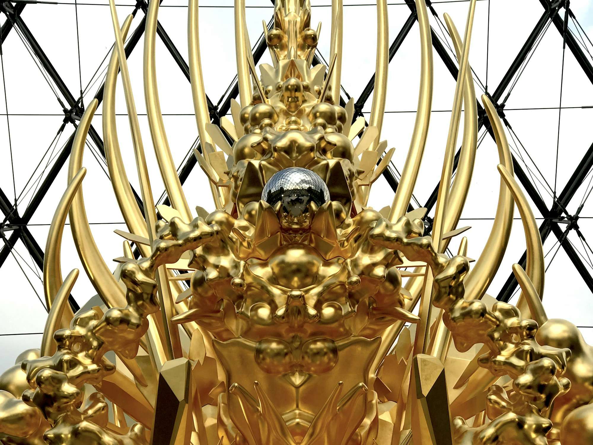 名和晃平がルーヴル美術館で高さ10mの新作を発表。黄金の玉座が 