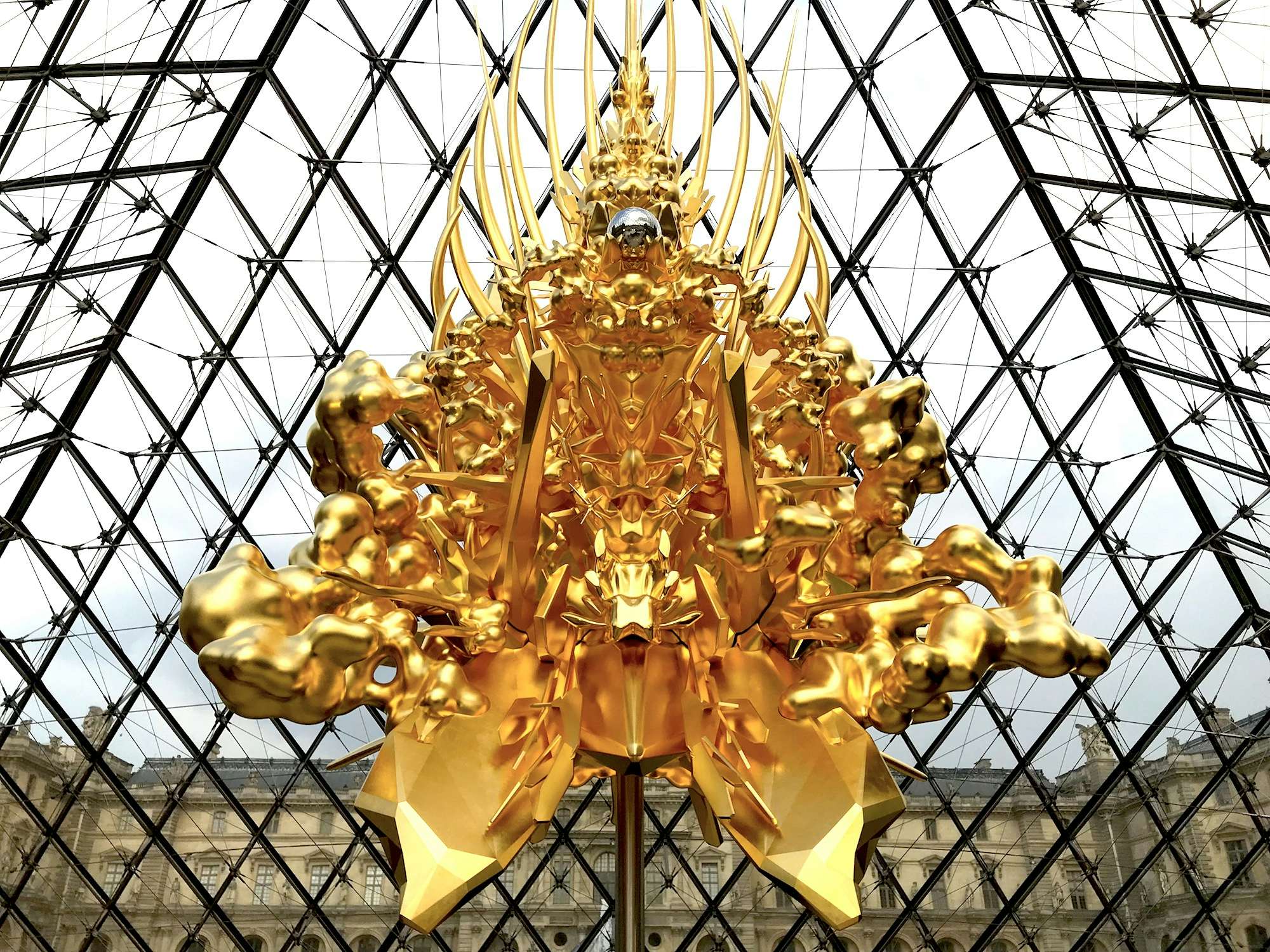 名和晃平がルーヴル美術館で高さ10mの新作を発表。黄金の玉座が意味 