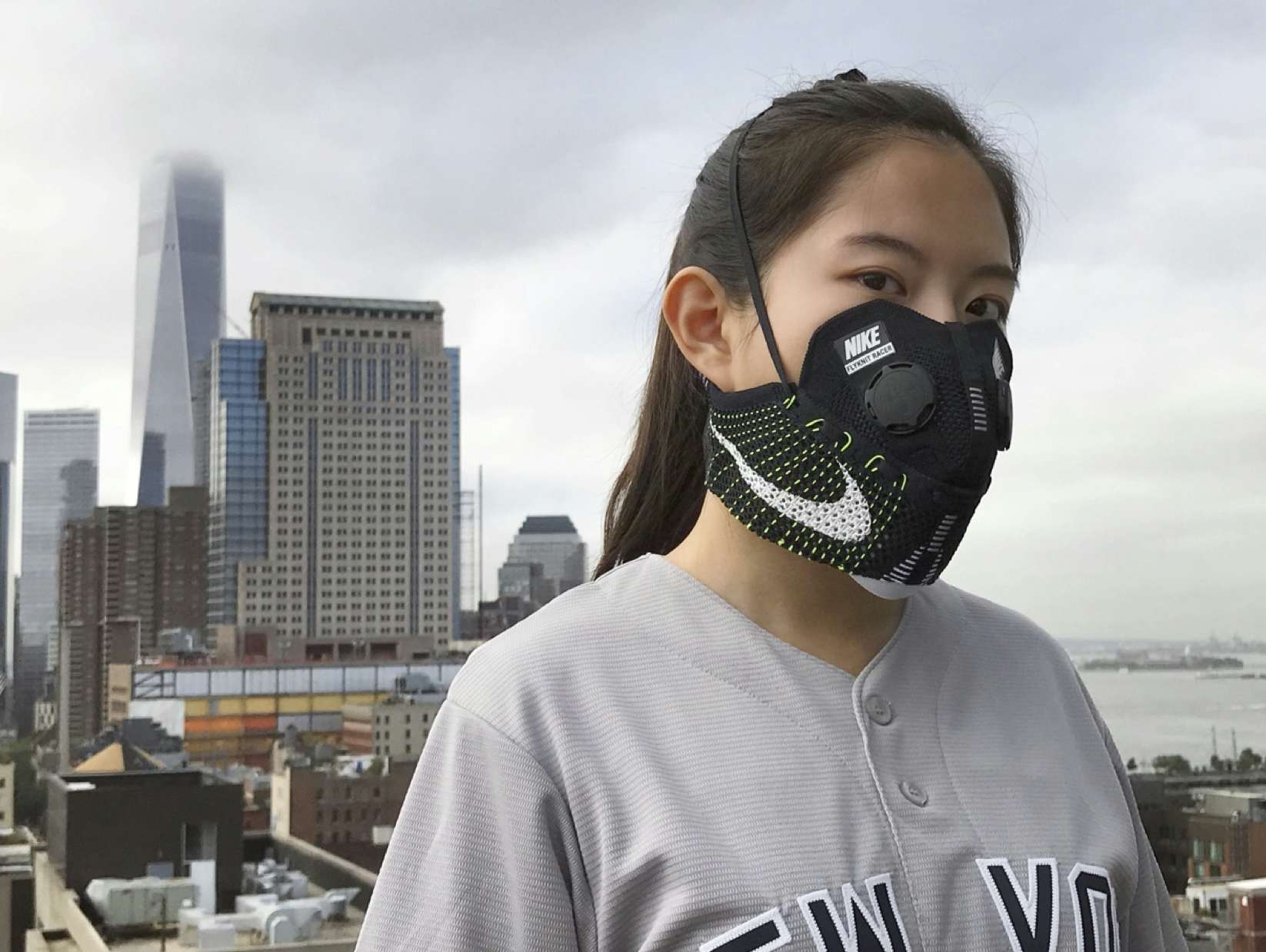 トレンドのスニーカーをマスクに。ツィジュン・ウォンの世界初個展 