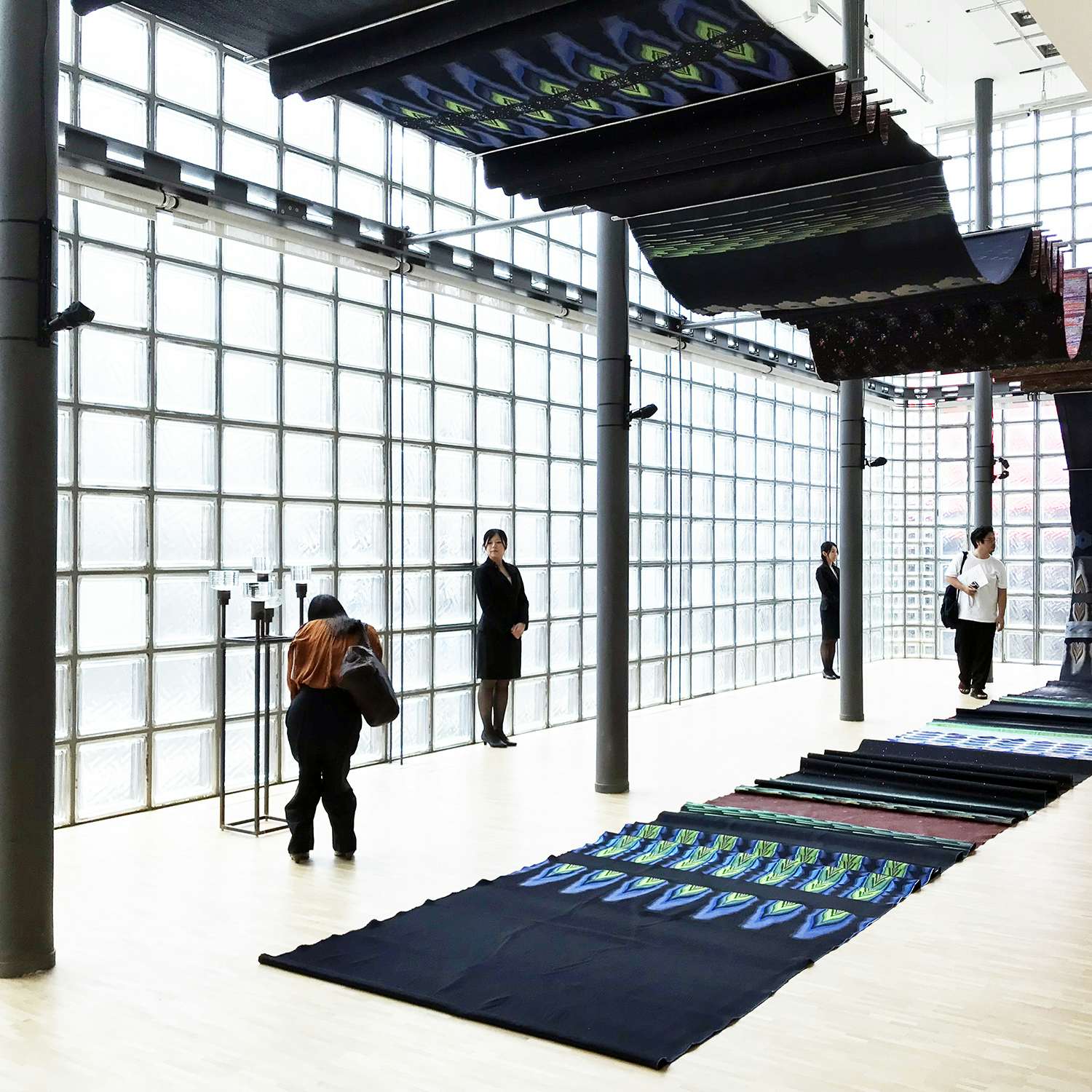 エルメスで出会うアーティストと職人たち レジデンシー展 眠らない手 がメゾンエルメスでスタート 美術手帖 エルメスで出会うアーティストと職人たち レジデンシー展 眠らない手 がメゾンエルメスでスタート 美術手帖