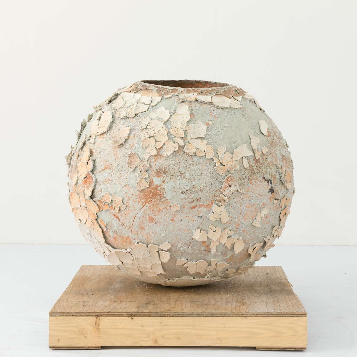 100点以上の最新作を一挙に展示 陶芸家 上田勇児がkaikai Kiki Galleryで初となる個展 ひびき合う土の記憶 を開催 画像ギャラリー 4 5 美術手帖 100点以上の最新作を一挙に展示 陶芸家 上田勇児がkaikai Kiki Galleryで初となる個展 ひびき合う土の記憶 を開催 画像ギャラリー 4 5 美術手帖