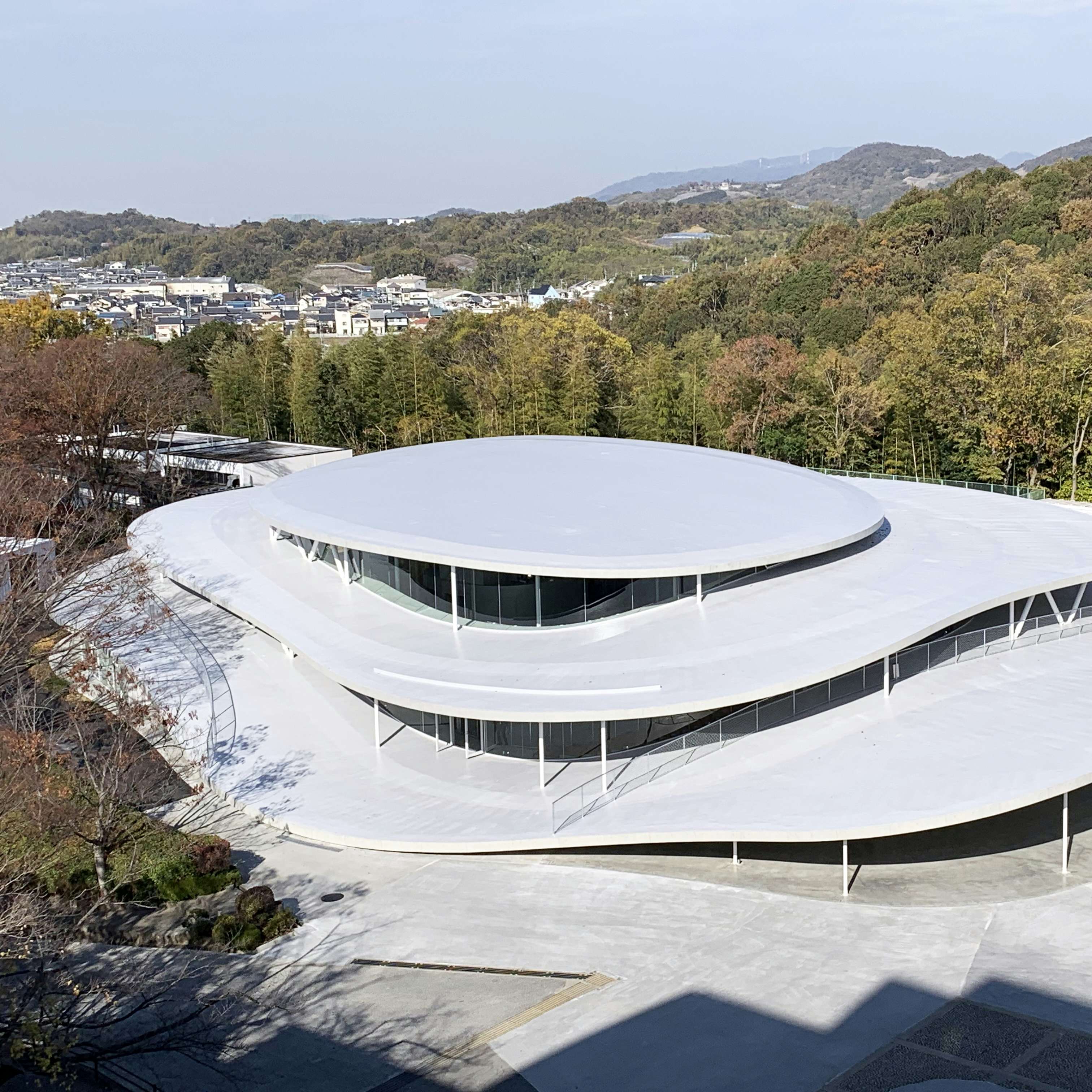 妹島和世の最新作 大阪芸術大学アートサイエンス学科の新校舎が竣工 美術手帖 妹島和世の最新作 大阪芸術大学アートサイエンス学科の新校舎が竣工 美術手帖