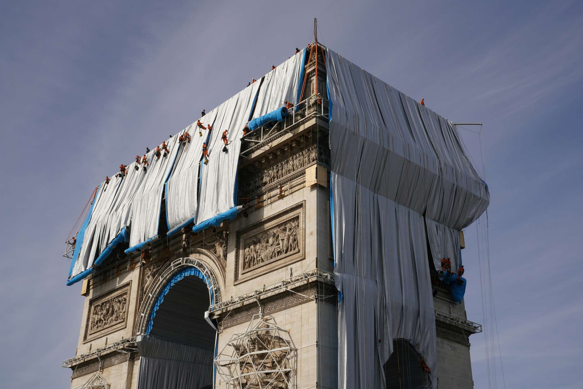 パリの凱旋門を包む。亡きクリストとジャンヌ＝クロードの意思を継ぐ大