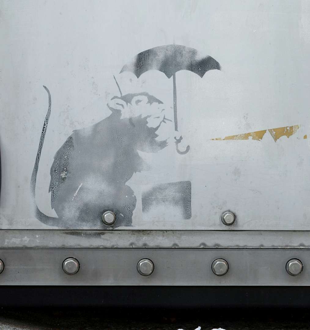 バンクシーのネズミはなぜ傘をさしているのか ストリートの現実主義とファンタジー 美術手帖