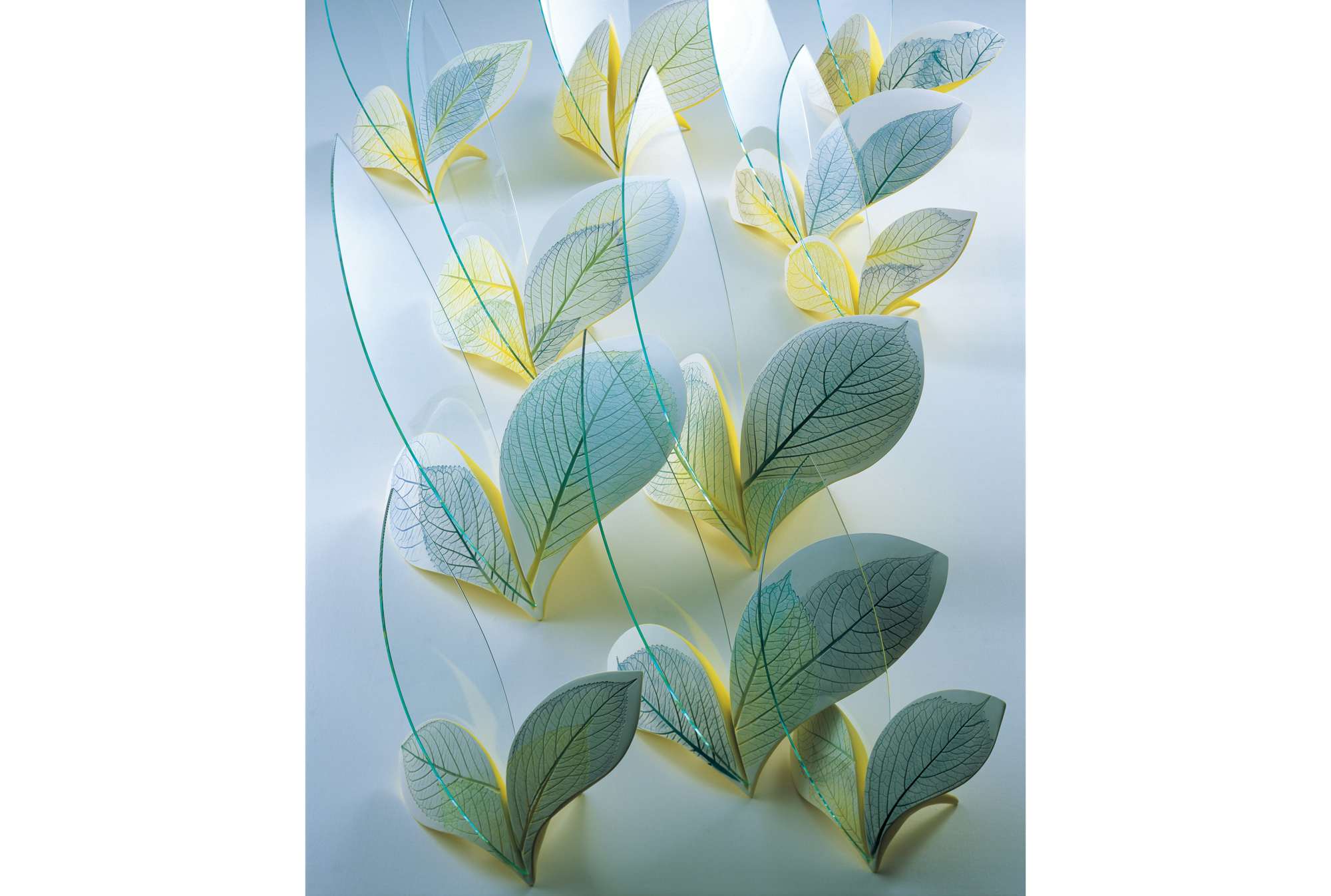 陶とガラスがつくる花園。田嶋悦子の個展「花咲きぬ」が石川県能登島 