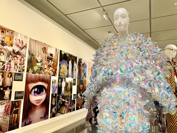 私たちにとっての ファッション とは 京都国立近代美術館で ドレス コード 着る人たちのゲーム 展が開幕 画像ギャラリー 13 13 美術手帖 私たちにとっての ファッション とは 京都国立近代美術館で ドレス コード 着る人たちのゲーム 展が開幕 画像ギャラリー 13 13 美術手帖