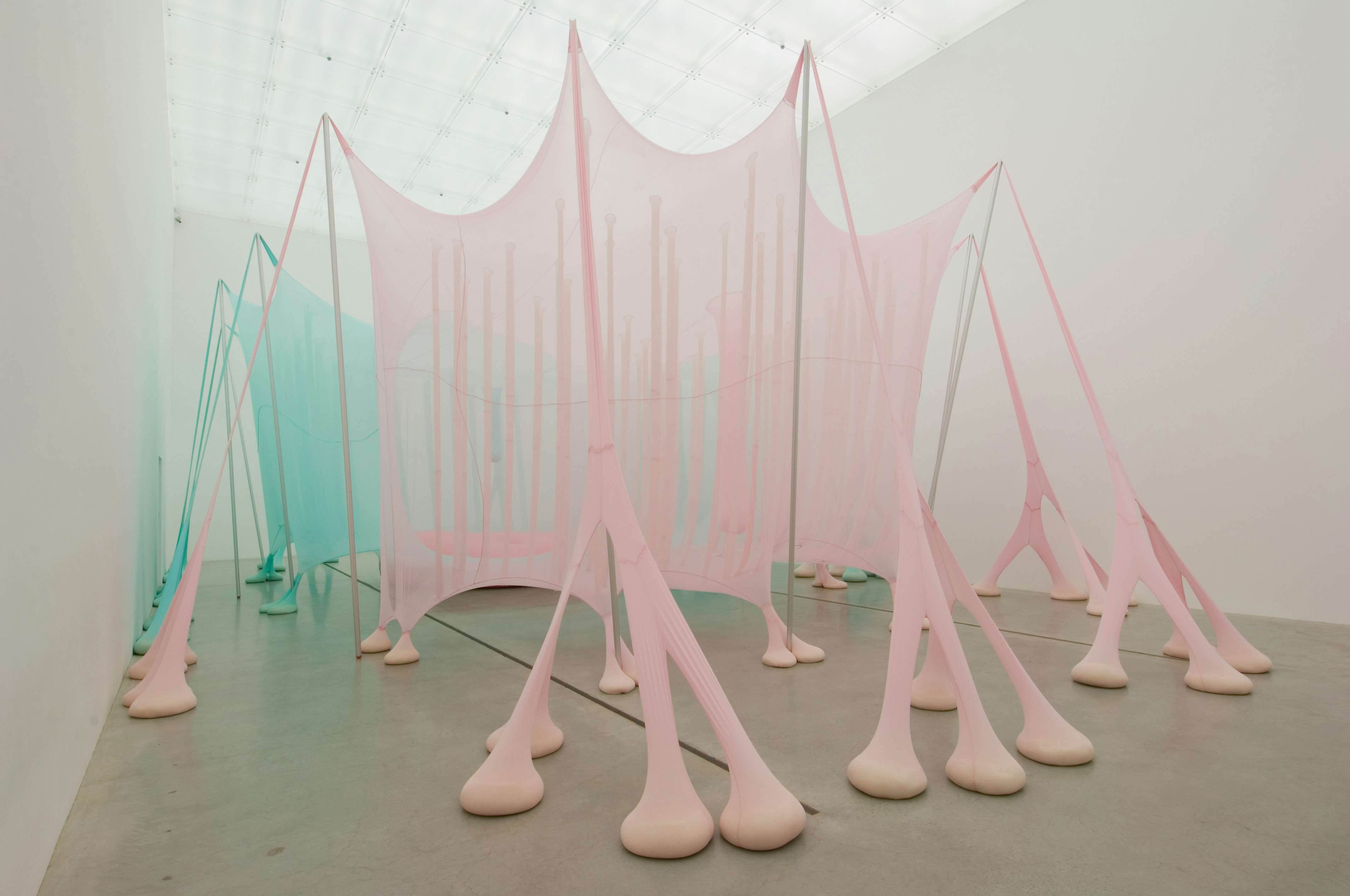 エルネスト ネトやクリス バーデンの大作 塩田千春の新作も 金沢21世紀美術館の開館15周年記念展をチェック 画像ギャラリー 2 4 美術手帖 エルネスト ネトやクリス バーデンの大作 塩田千春の新作も 金沢21世紀美術館の開館15周年記念展をチェック 画像ギャラリー 2 4 美術手帖