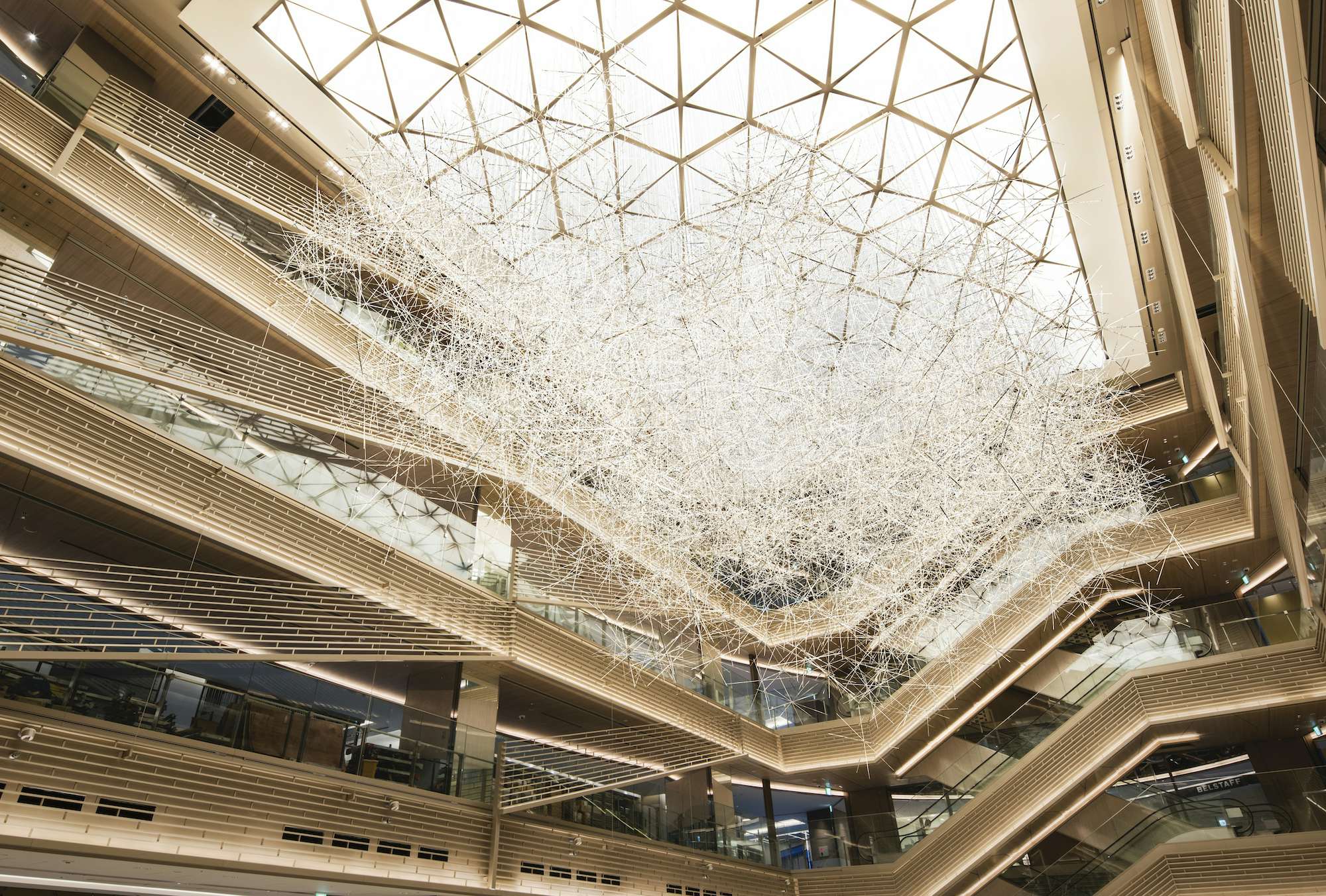吉岡徳仁がGINZA SIXの空間を彩る。巨大インスタレーション《Prismatic Cloud》を展示へ｜美術手帖