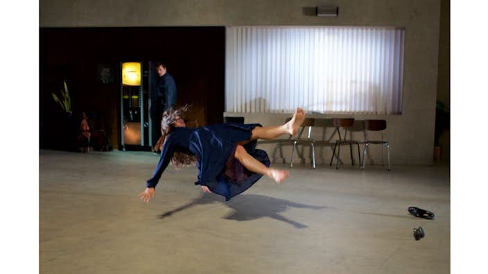 ベルギーのダンスカンパニー「ピーピング・トム」が6年ぶりに来日。美術館を思わせる舞台美術にも注目