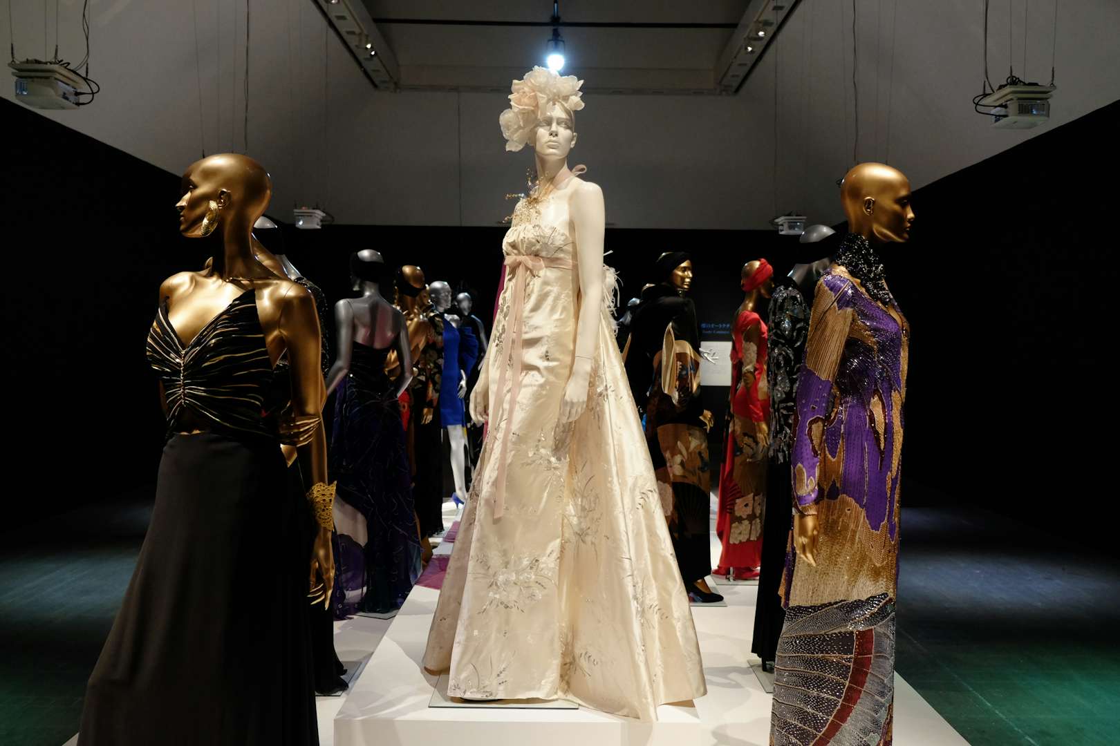 ファッションデザインで世界に伝える日本人女性の強さ 森英恵 世界にはばたく蝶 が水戸芸術館で開幕 美術手帖