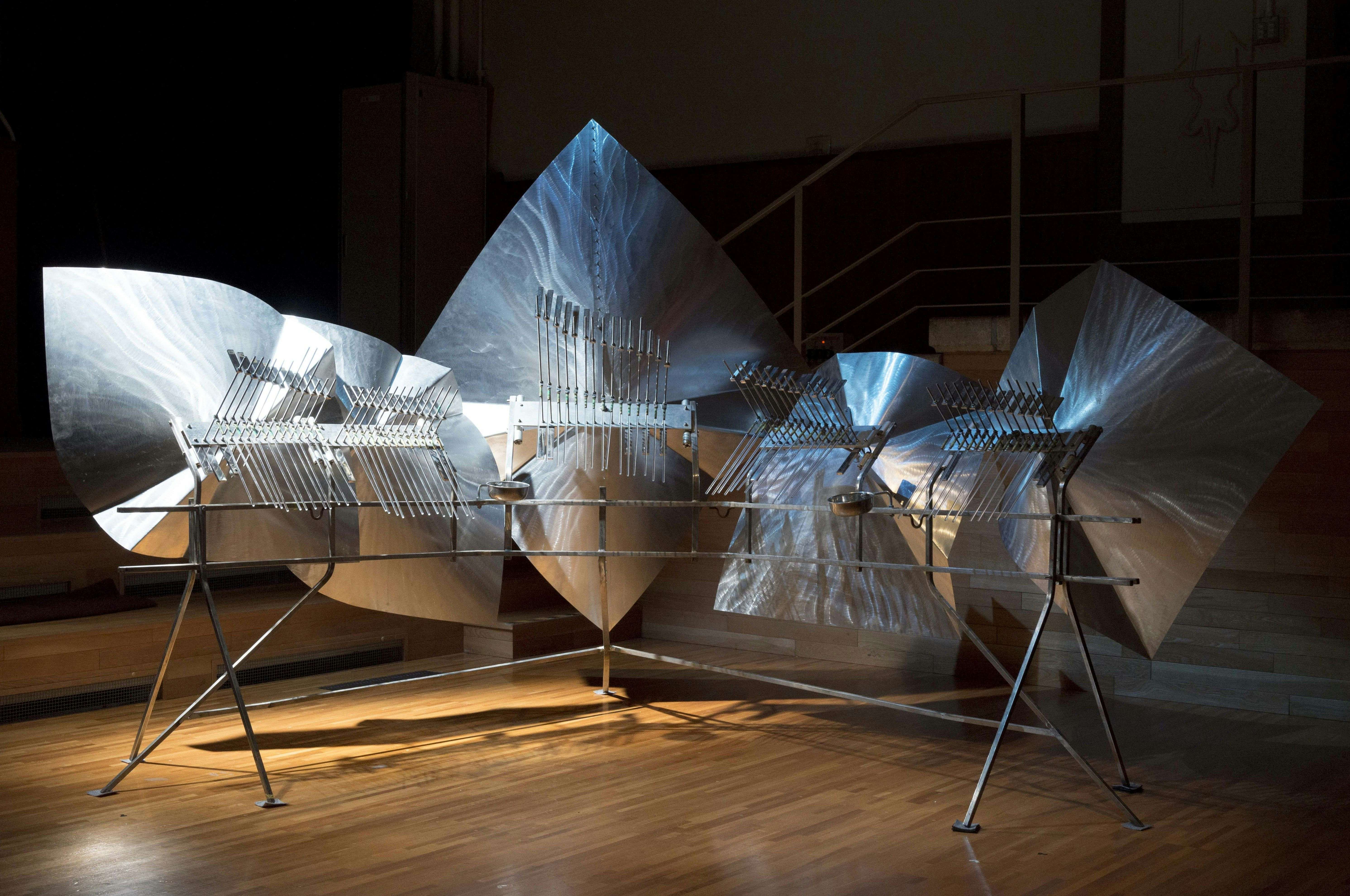 バシェの音響彫刻5点が一堂に。川崎市岡本太郎美術館で「音と造形 