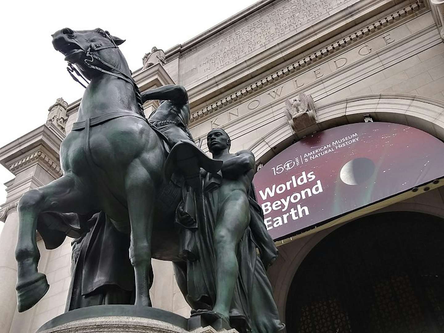 アメリカ自然史博物館がセオドア ルーズベルト騎馬像を撤去へ 黒人と先住民の描写を問題視 美術手帖