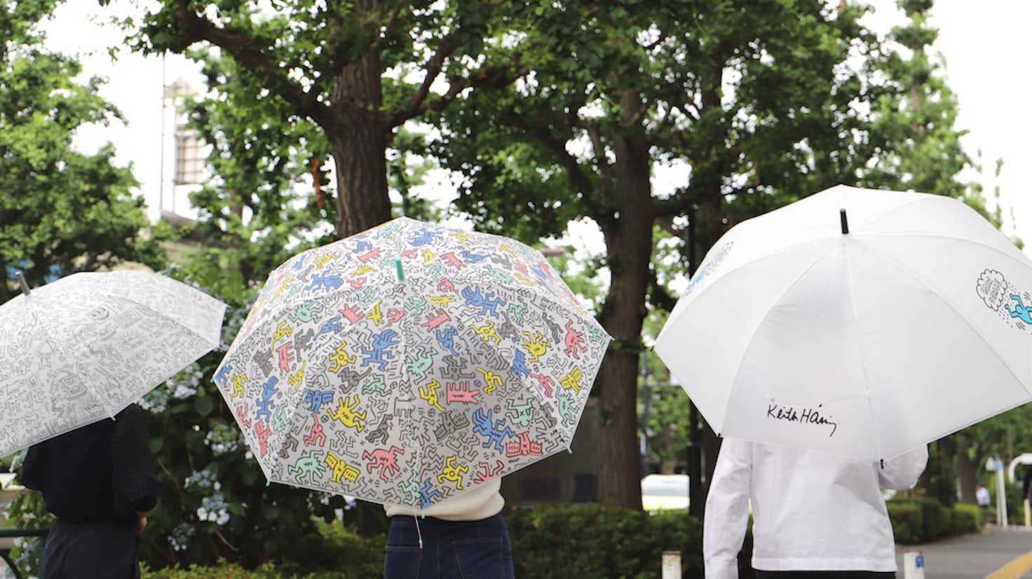 ビニール傘をサステナブルに 雨の日を彩るキース ヘリングの傘がセブンイレブンから登場 美術手帖