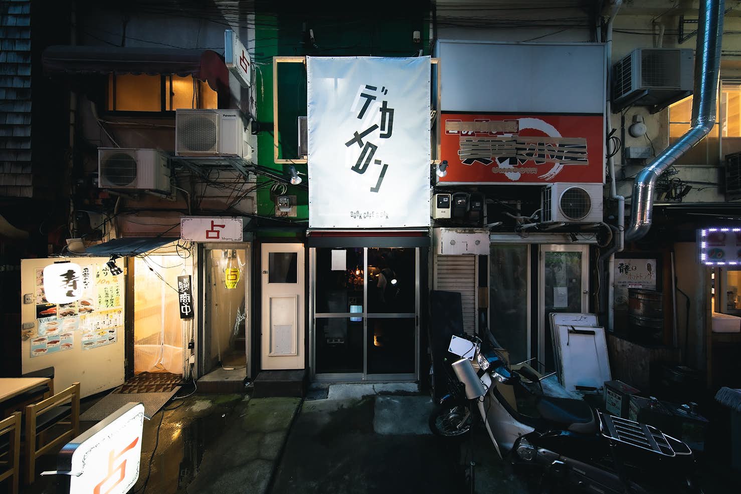 夜の街”歌舞伎町で「言葉」の展覧会を行うことの意味とは何か