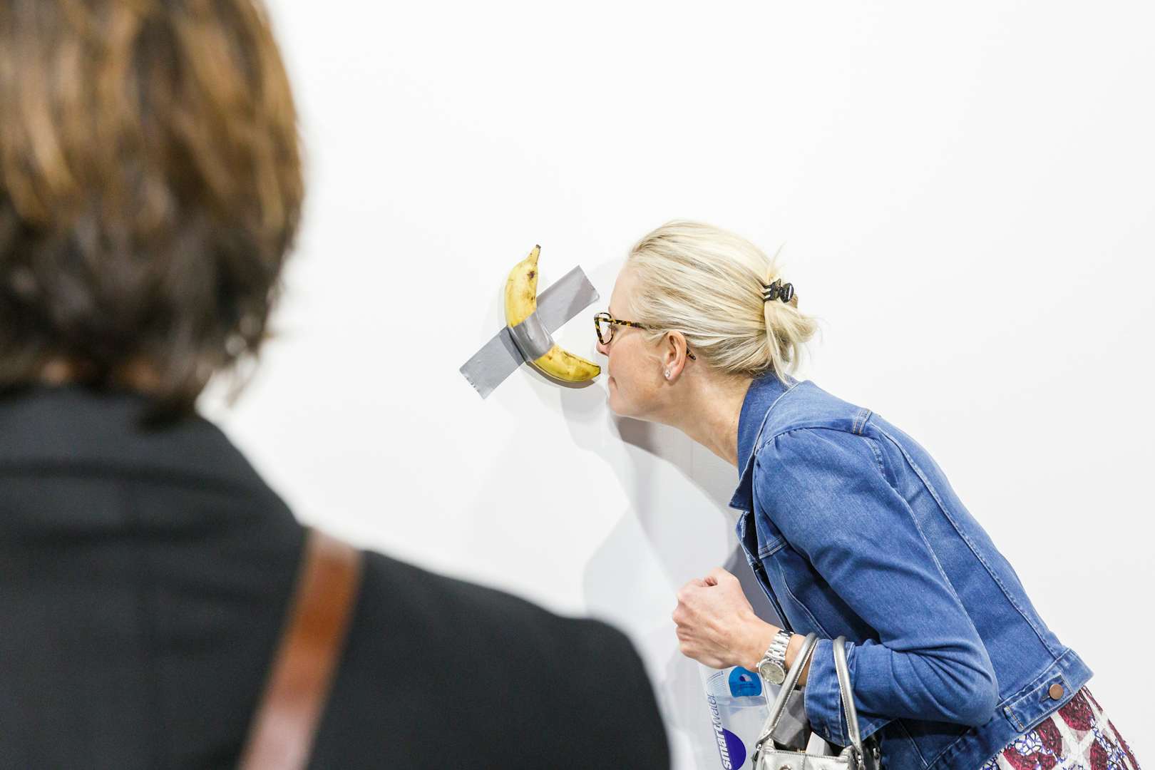 カテランの「バナナ」がグッゲンハイム美術館に収蔵。匿名コレクターによる寄贈