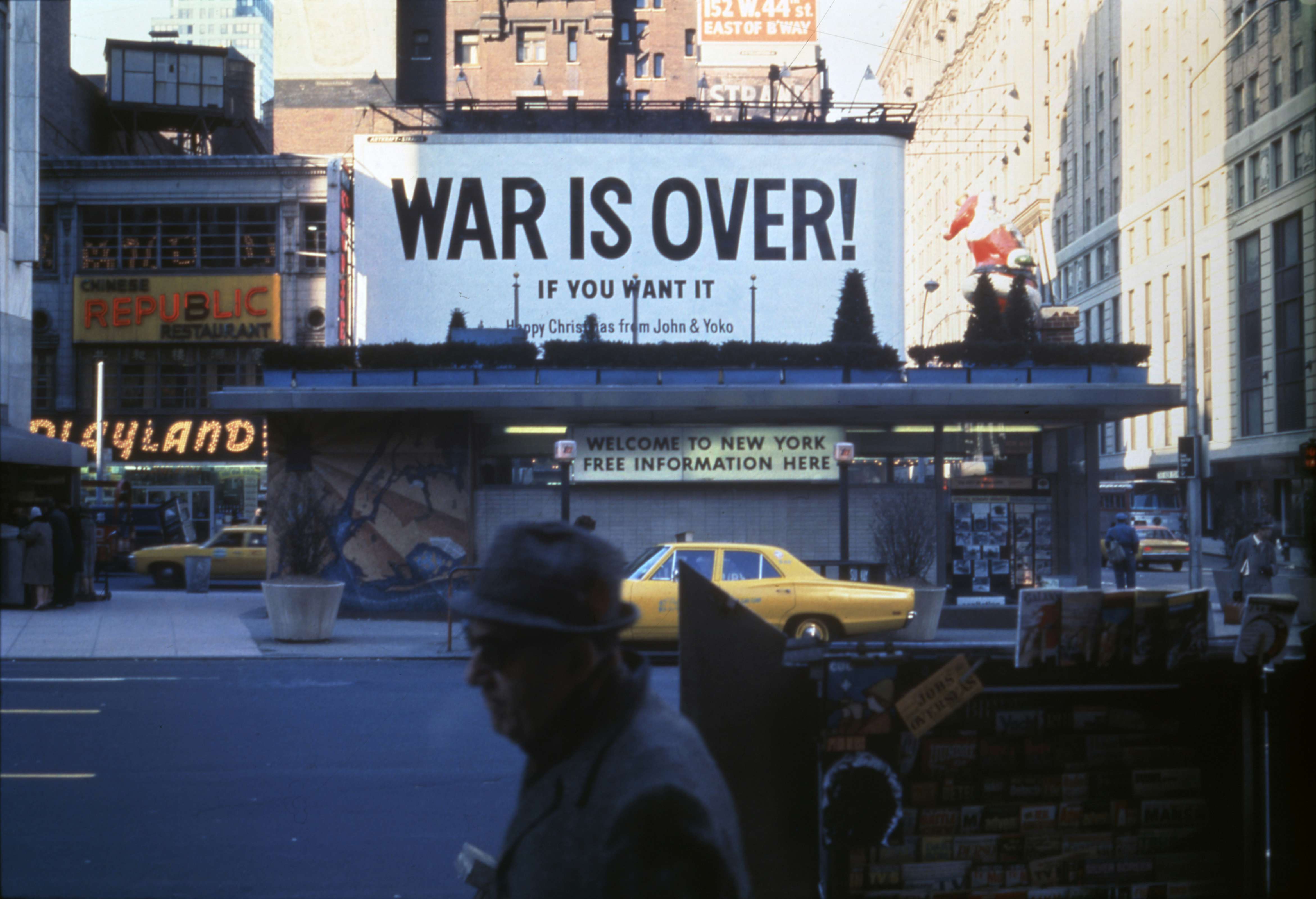 ジョン・レノンとオノ・ヨーコによる「WAR IS OVER!」が、都内3ヶ所に