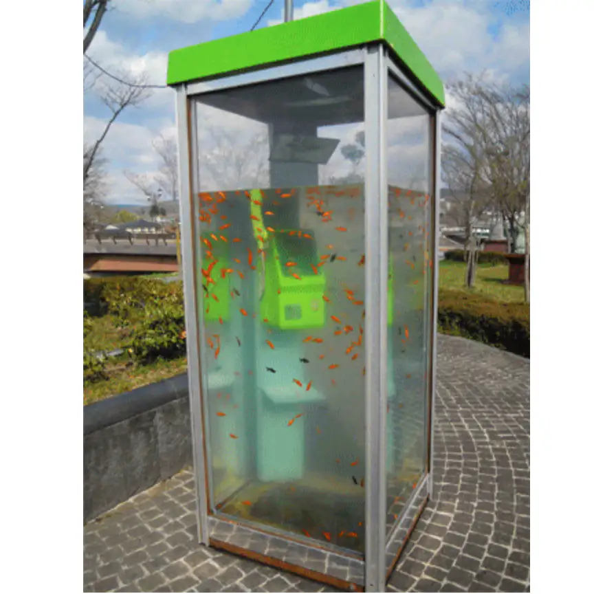 アイデア と 表現 の狭間をたゆたう金魚かな 金魚電話ボックス事件大阪高裁判決の思考を追う 美術手帖 アイデア と 表現 の狭間をたゆたう金魚かな 金魚電話ボックス事件大阪高裁判決の思考を追う 美術手帖