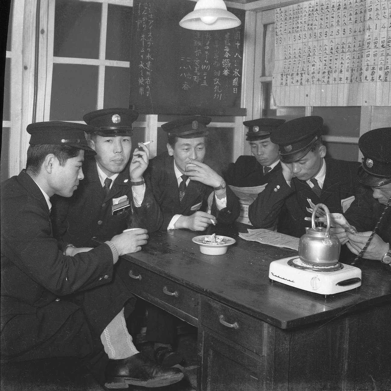 線路に沿うように進む鑑賞 若山満大評 会社に運動会があった頃 一企業が捉えた昭和30年代の街 ひと くらし 展 美術手帖 線路に沿うように進む鑑賞 若山満大評 会社に運動会があった頃 一企業が捉えた昭和30年代の街 ひと くらし 展 美術手帖