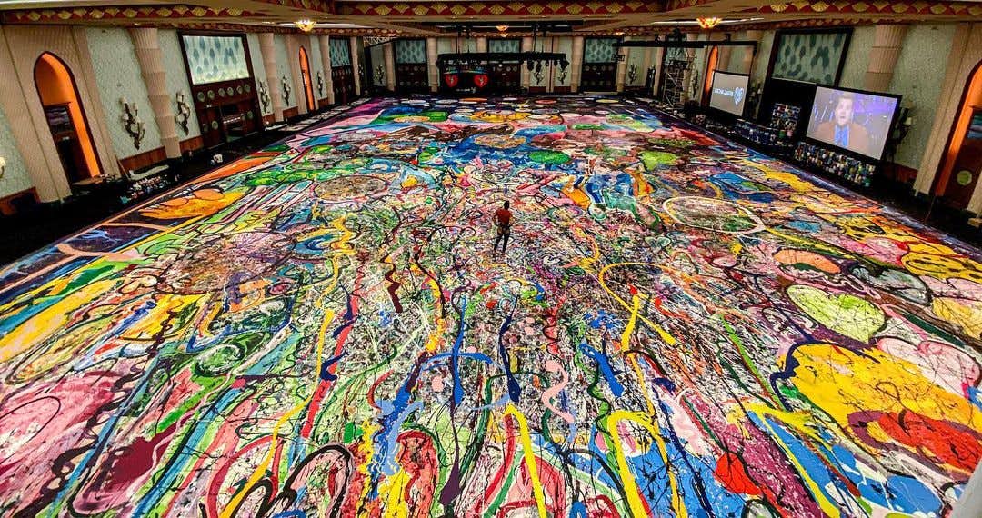 サッカー場2面分。世界最大の絵画が約67.5億円で落札｜美術手帖