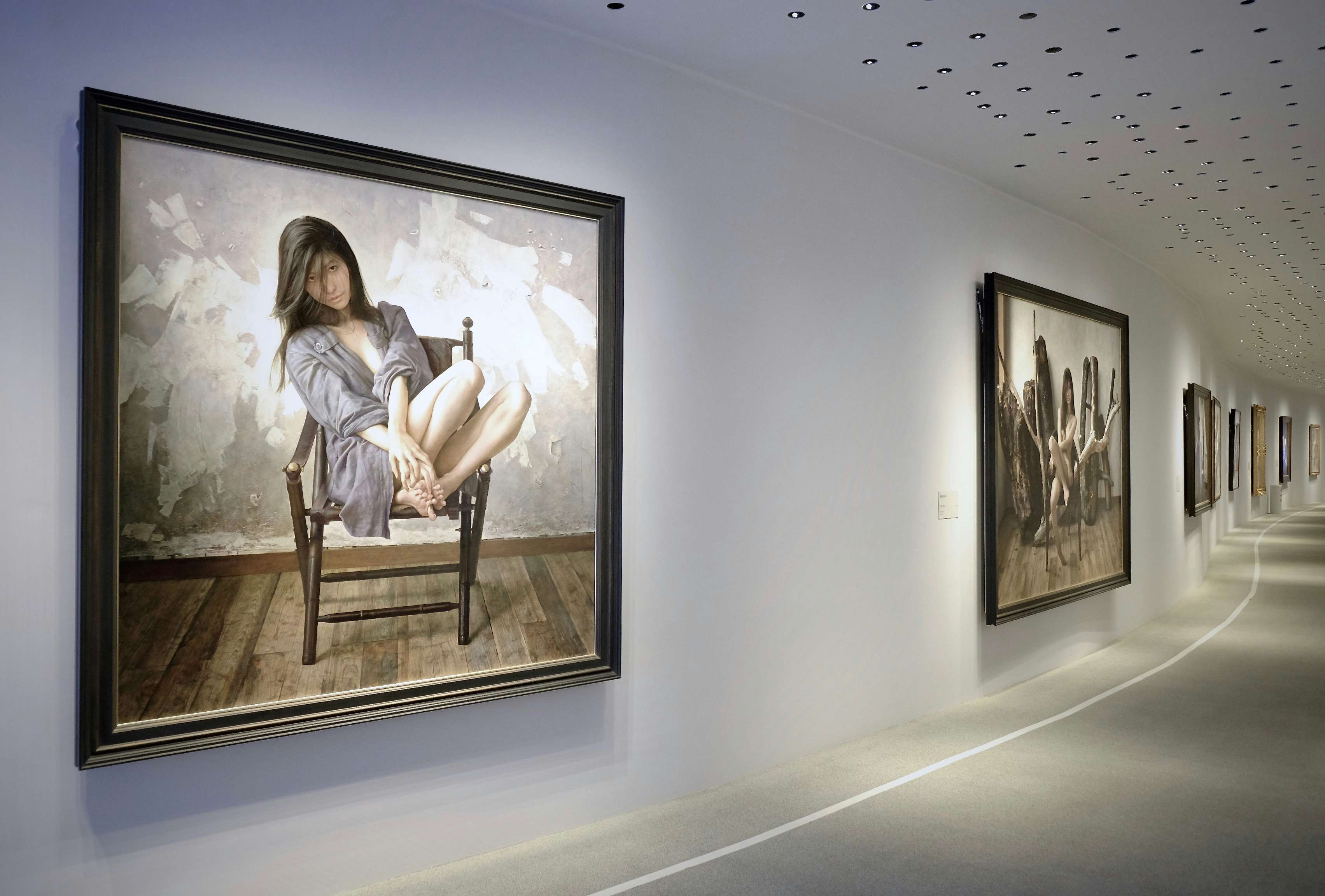 ホキ美術館で「STORIES─永遠の人物画展」が開幕。75点の人物画で迫る