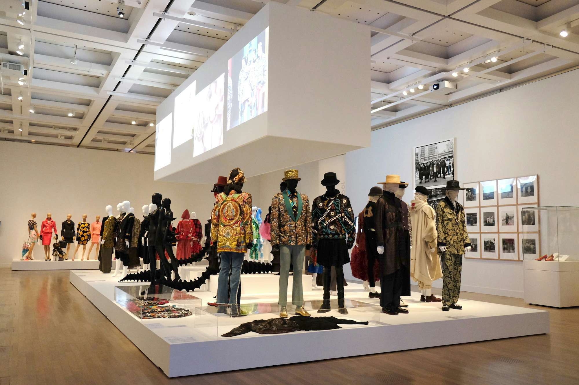 ファッション イン ジャパン 1945-2020 —流行と社会｣が開幕。豊富な