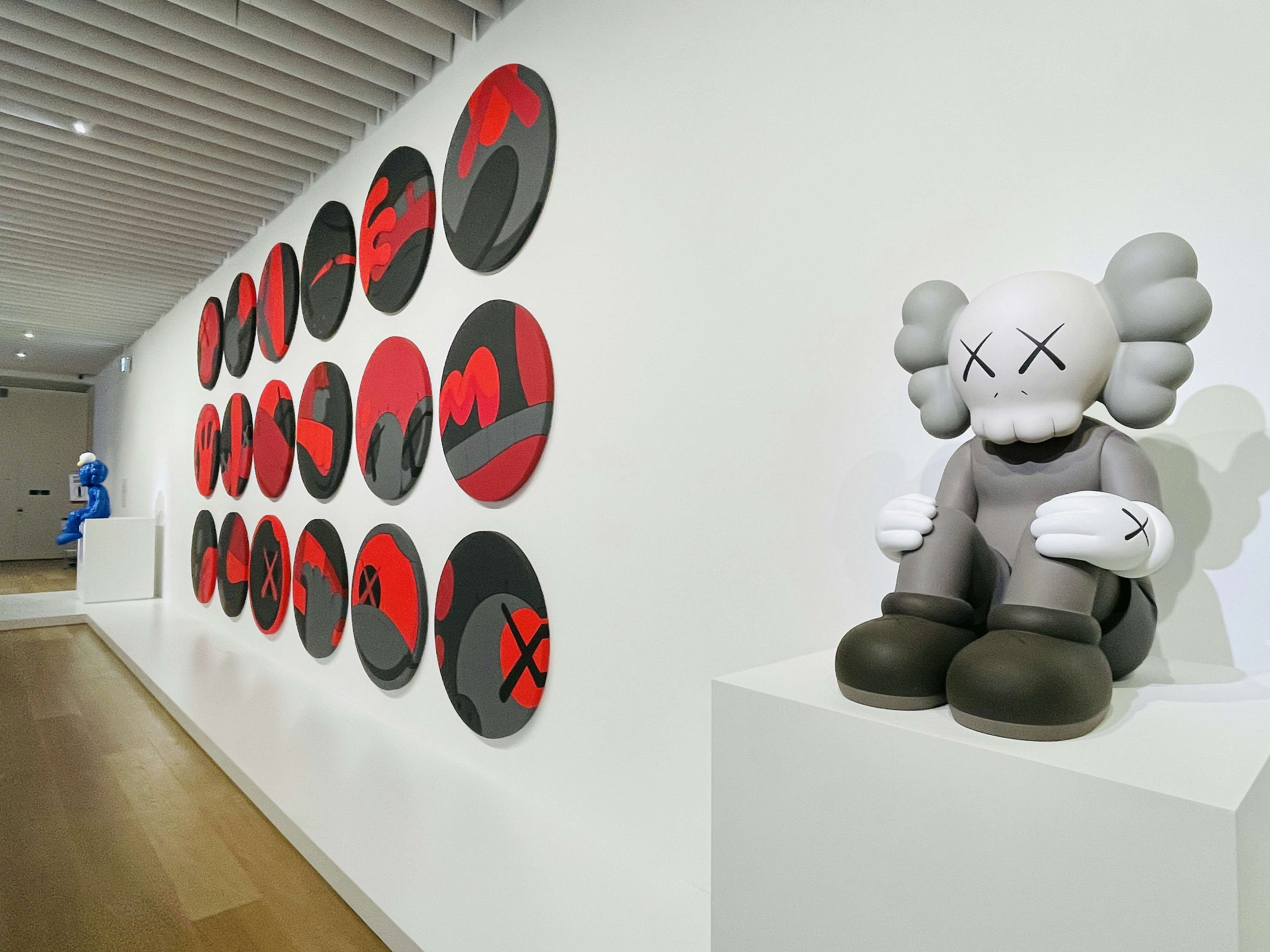 KAWS TOKYO FIRST」に見る、KAWS創作の軌跡｜美術手帖