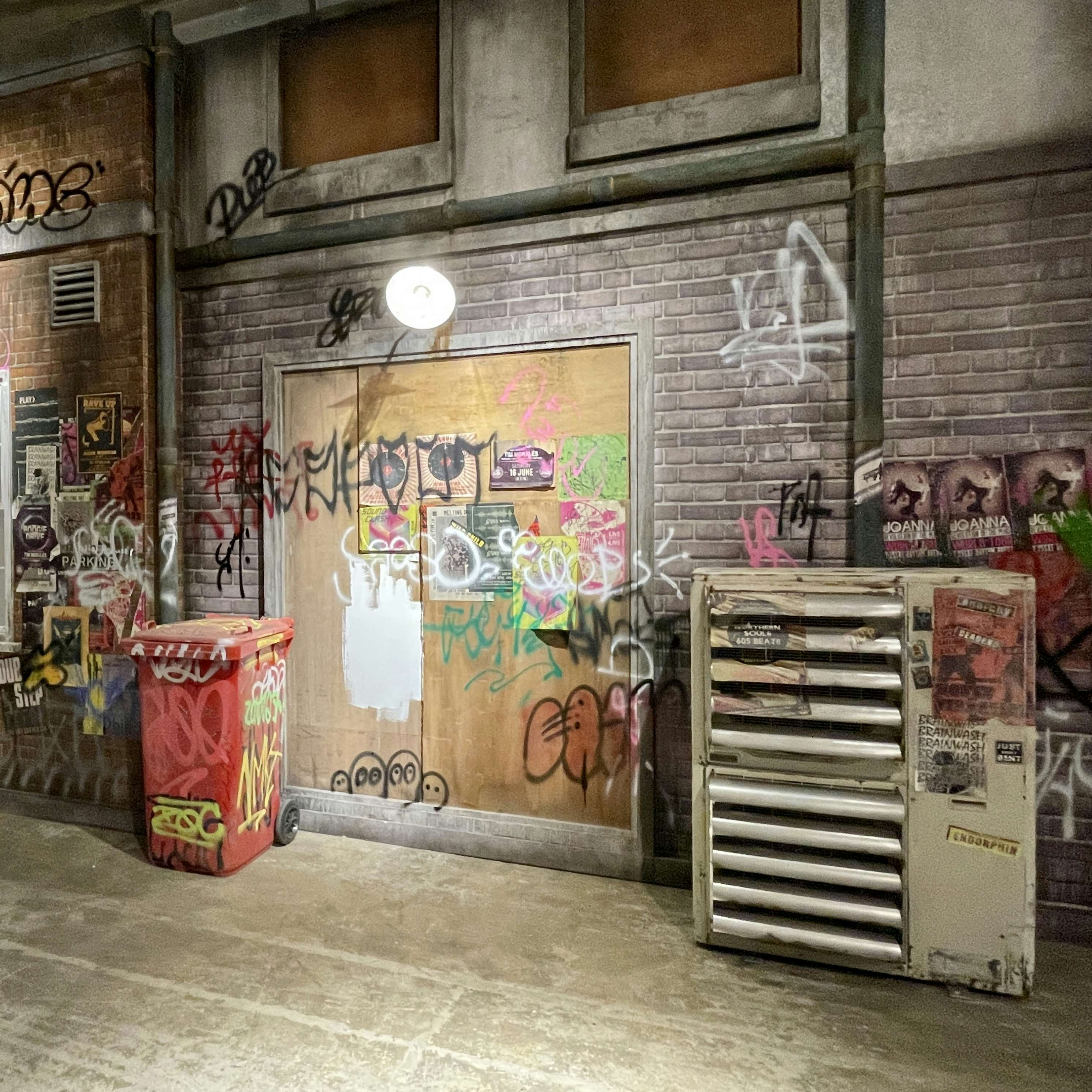 14の代表作を実際のスケールで再現 バンクシーって誰 展 が寺田倉庫g1ビルでスタート 美術手帖 14の代表作を実際のスケールで再現 バンクシーって誰 展 が寺田倉庫g1ビルでスタート 美術手帖