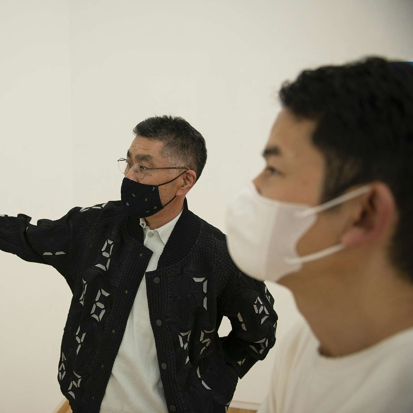 現代美術家とファッションブランドとの協業に生まれる新たな可能性 宮島達男 宮前義之対談 美術手帖 現代美術家とファッションブランドとの協業に生まれる新たな可能性 宮島達男 宮前義之対談 美術手帖