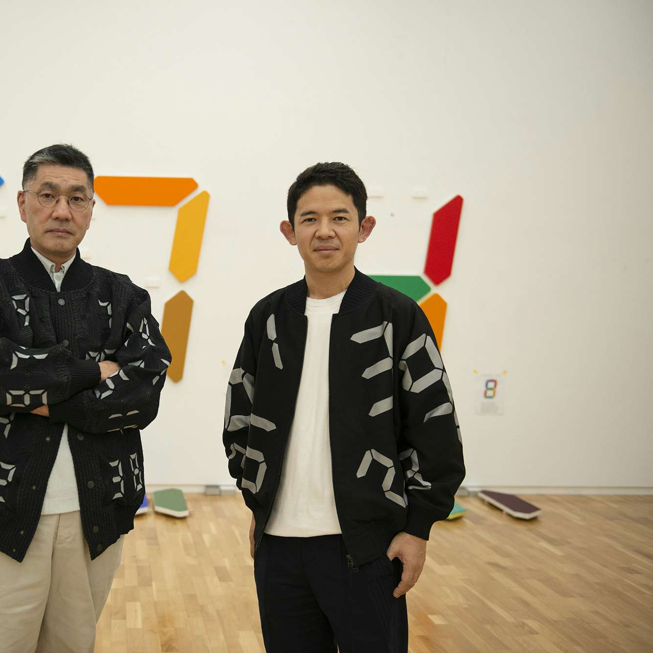 現代美術家とファッションブランドとの協業に生まれる新たな可能性 宮島達男 宮前義之対談 美術手帖 現代美術家とファッションブランドとの協業に生まれる新たな可能性 宮島達男 宮前義之対談 美術手帖