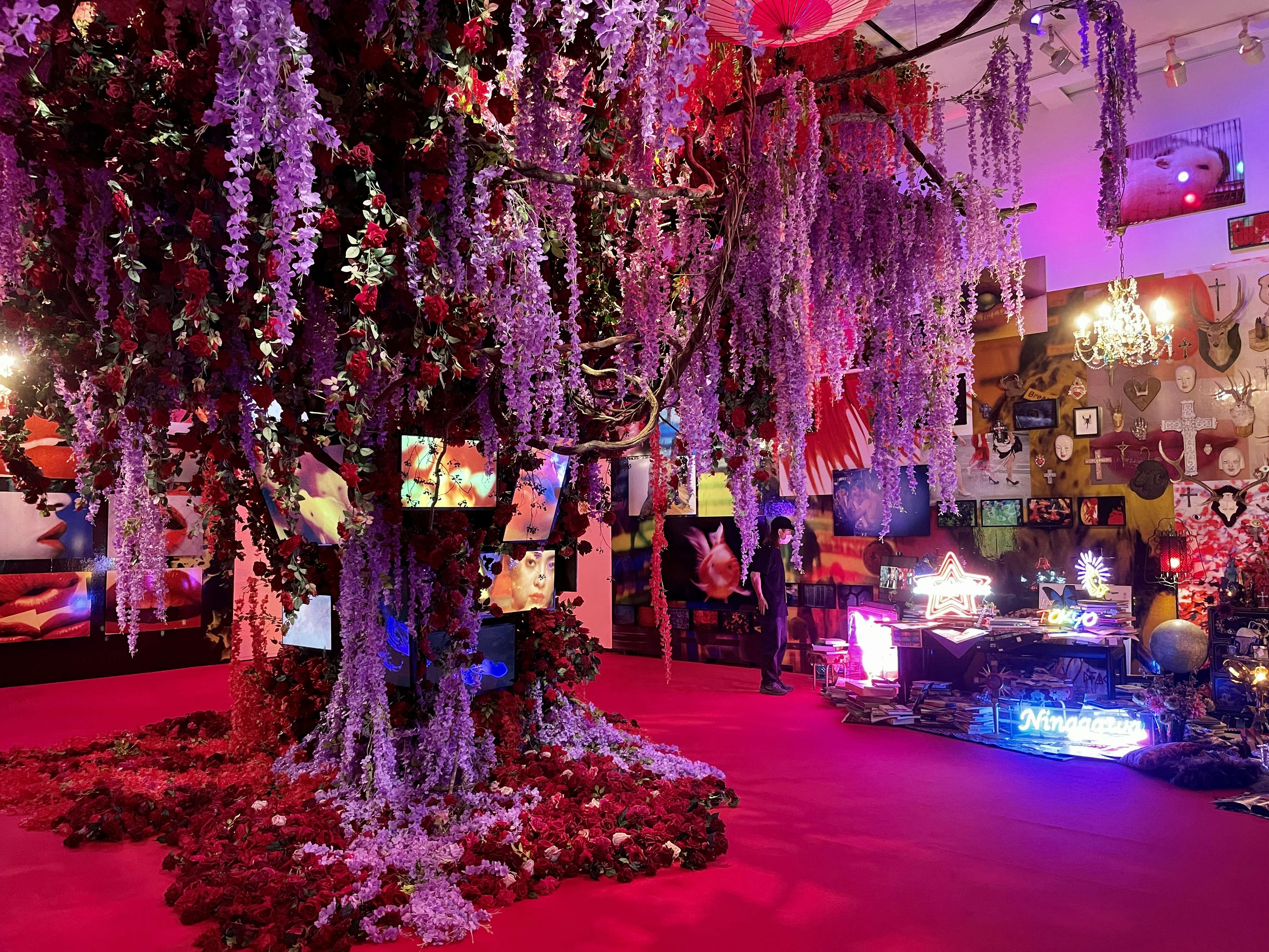 蜷川実花の世界に没入する。「－虚構と現実の間に－」が上野の森美術館