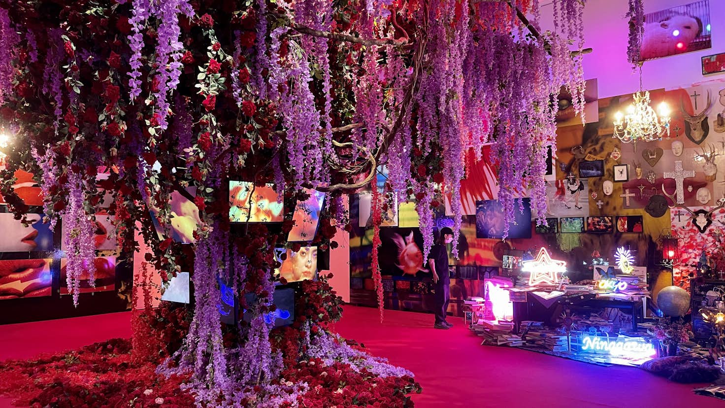 蜷川実花の世界に没入する 虚構と現実の間に が上野の森美術館で開幕 美術手帖