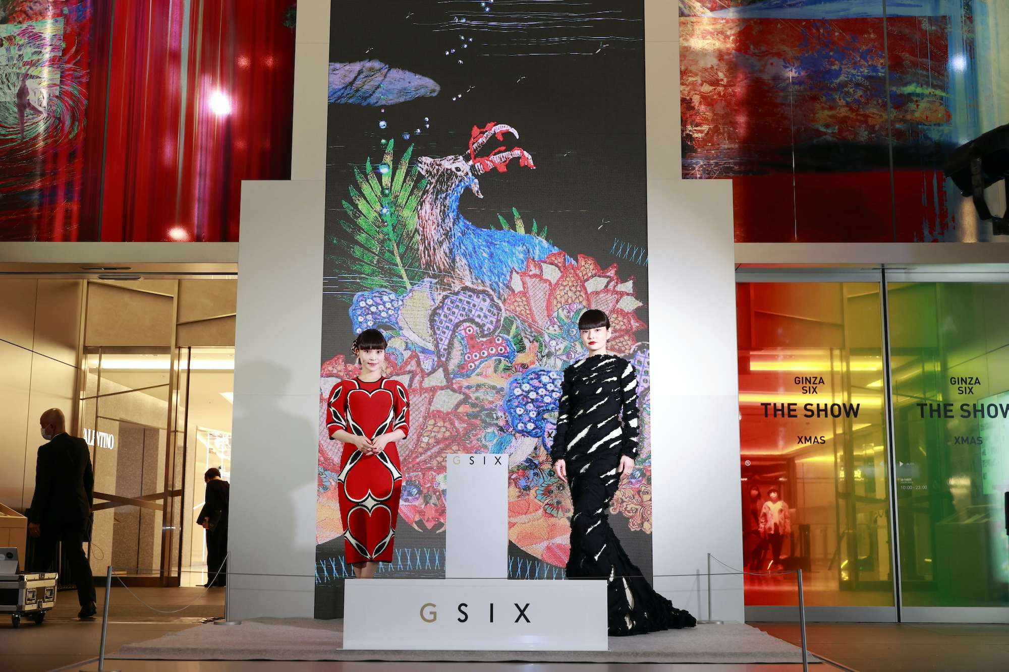 GINZA SIXのエントランスに清川あさみのデジタルアート新作が出現