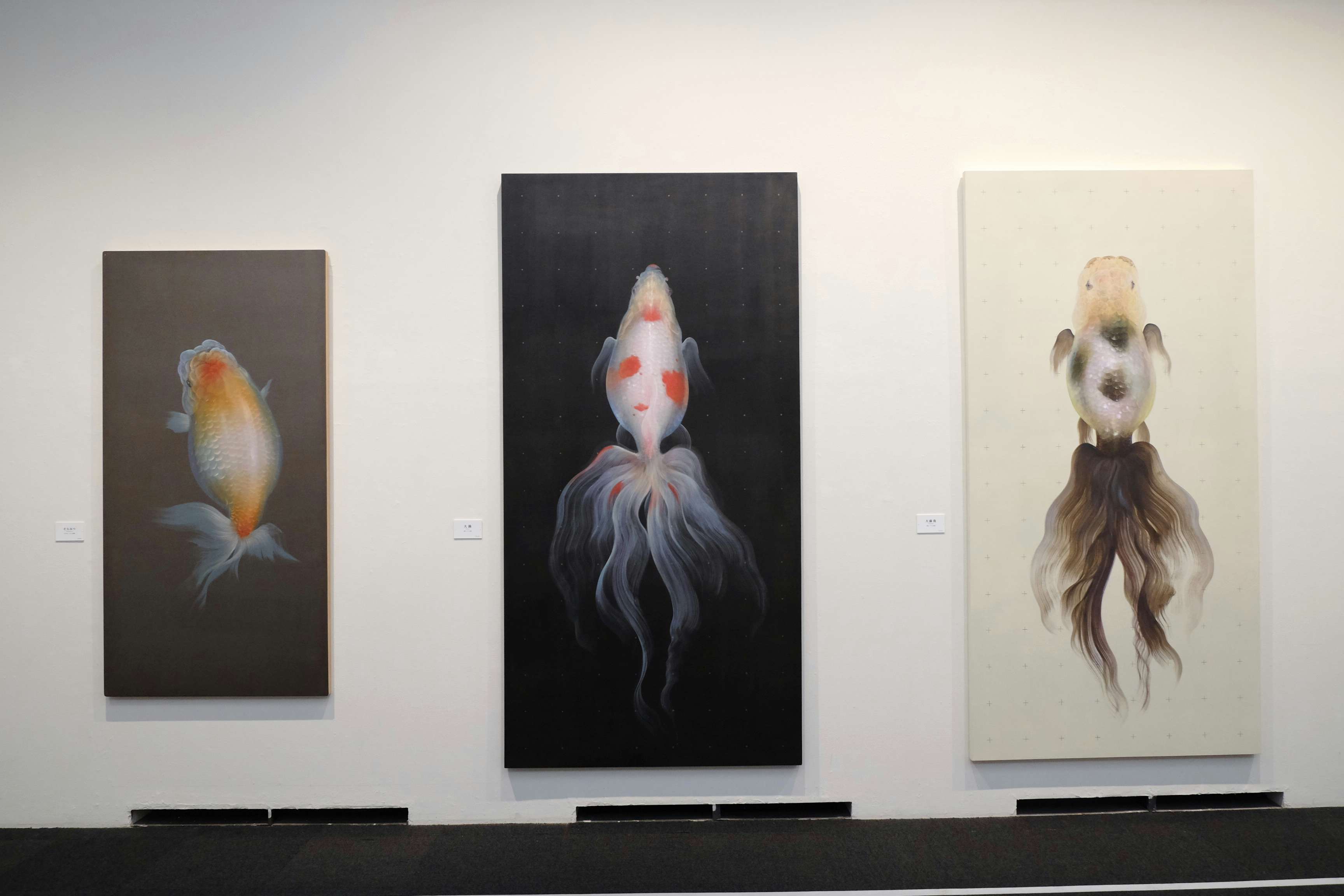 独自の手法で描く金魚たちの共演。深堀隆介展「金魚鉢、地球鉢。」に見るその表現の全貌｜画像ギャラリー 7/24｜美術手帖