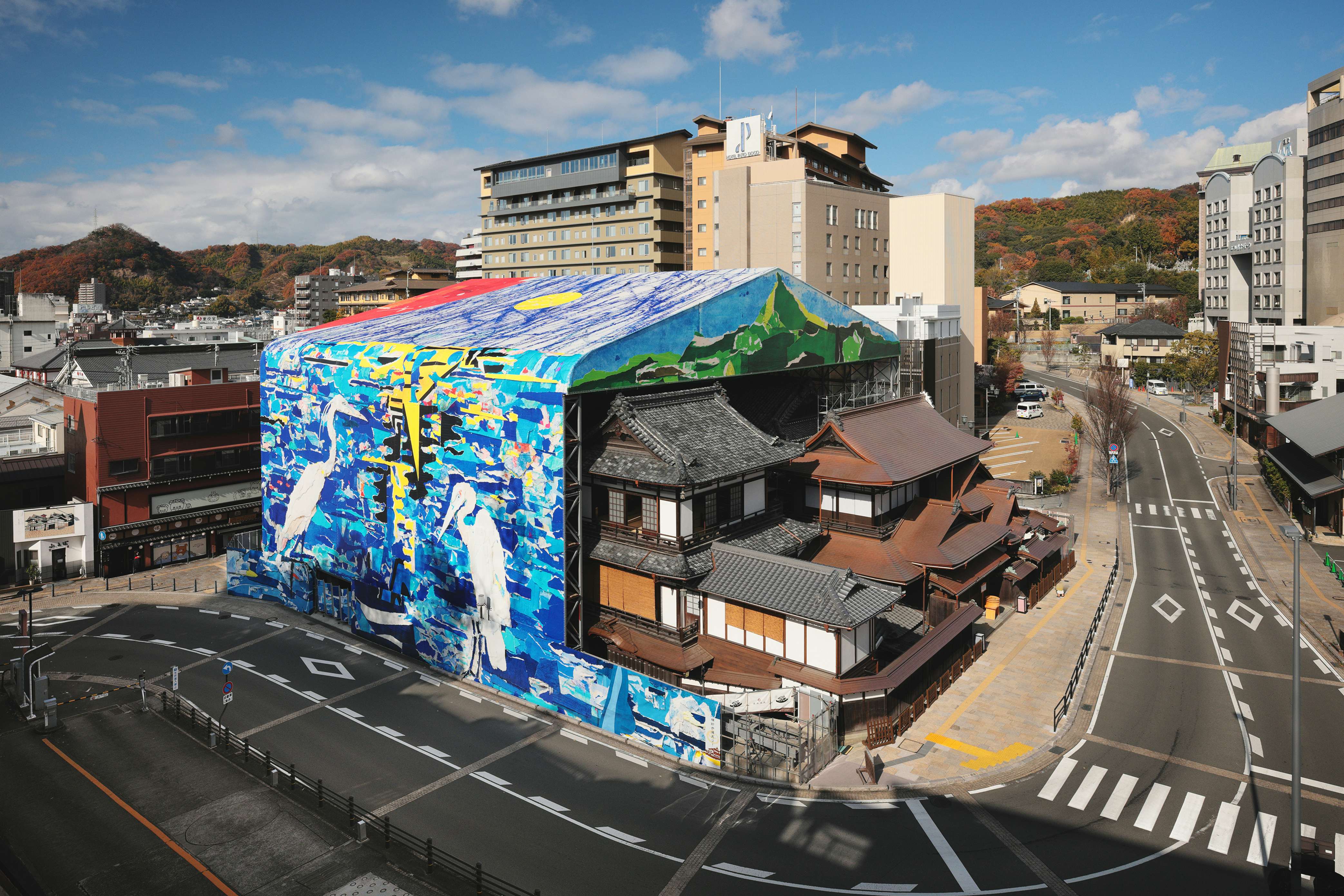 道後温泉を覆う大竹伸朗の巨大アート。「地熱の持つエネルギーをテーマに」｜美術手帖